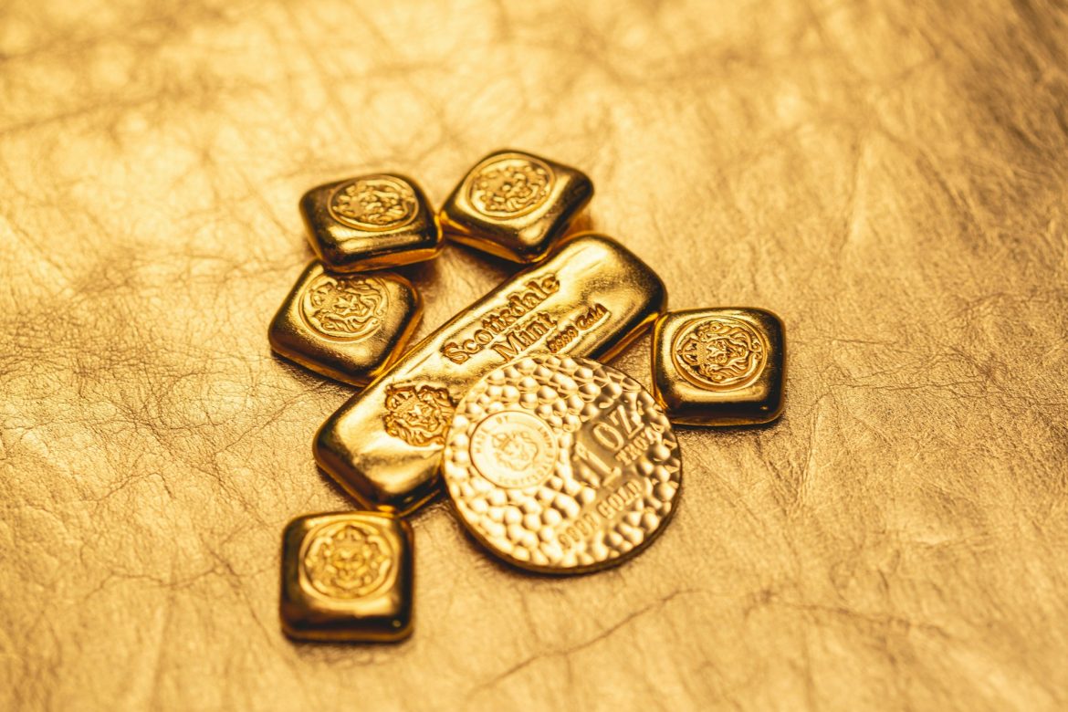 Harga Emas Antam Terkoreksi Rp 15.000 Akibat Penurunan Harga Emas Dunia