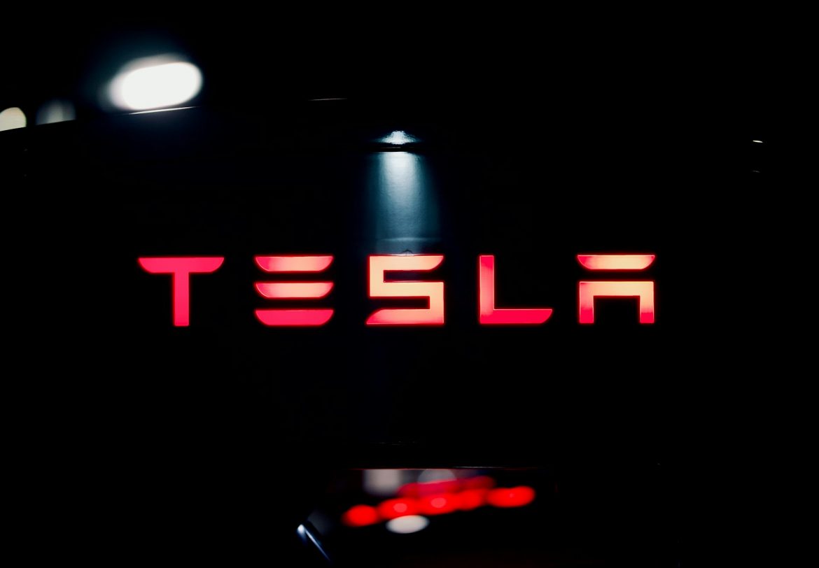 Masa Depan Tesla di Tangan Pemegang Saham: Antara Paket Gaji Triliunan Dolar dan Investasi di Startup AI Milik Musk